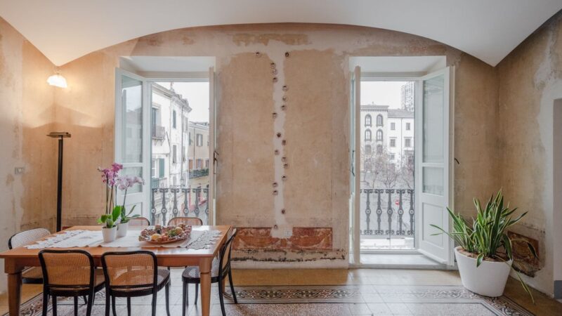 Pareti interne con carta da parati floreale vintage in un salotto elegante.