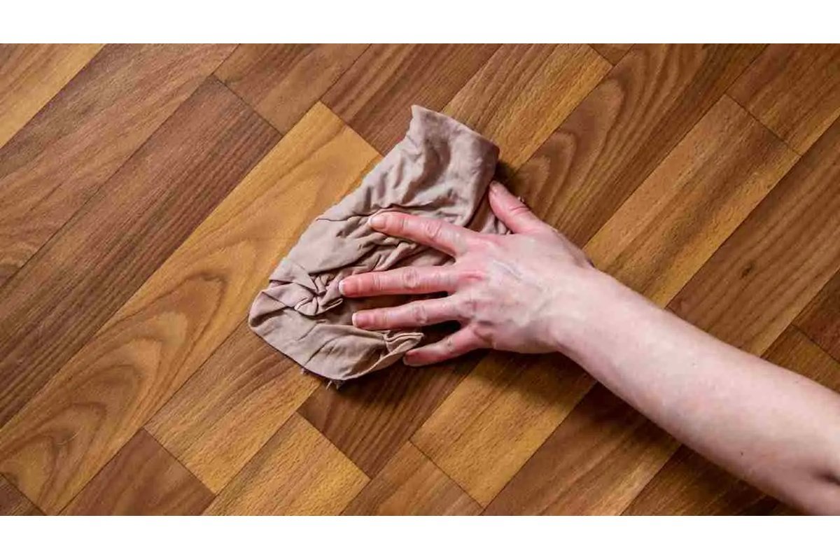 [Primo piano di un pavimento in parquet lucido sotto la luce naturale]